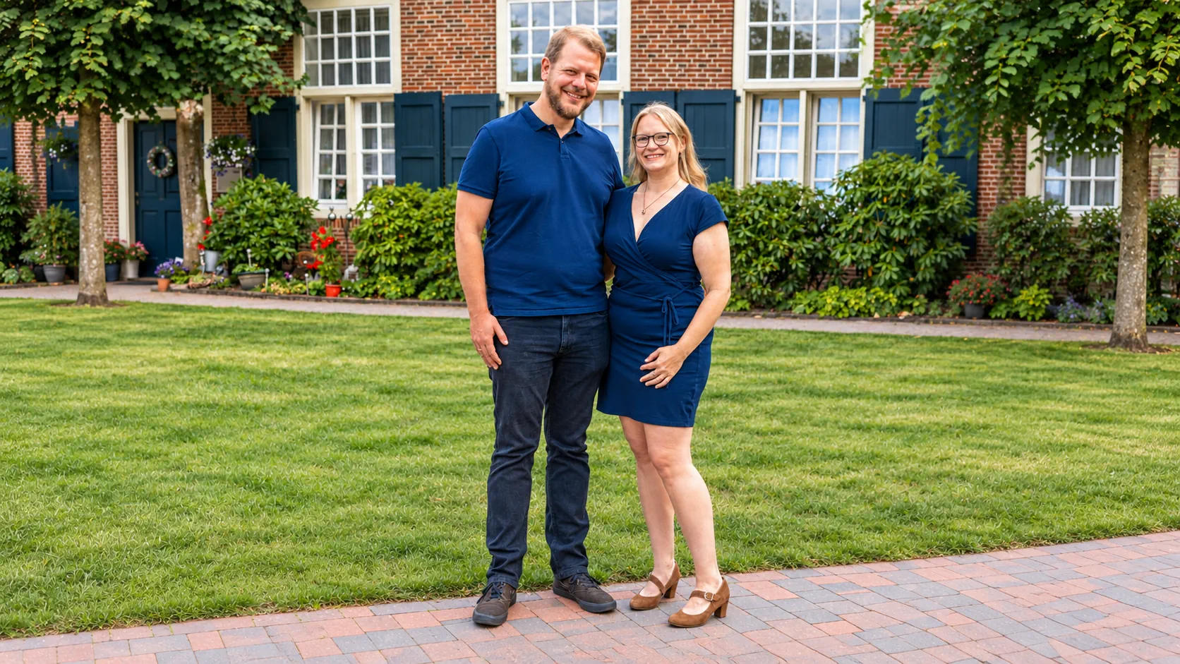 Maike und Christian gemeinsam vor einem Backsteingebäude